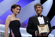 El director de "Nebraska", Alexander Payne recibe a nombre de Bruce Dern el premio a mejor actor de manos de Laetitia Casta